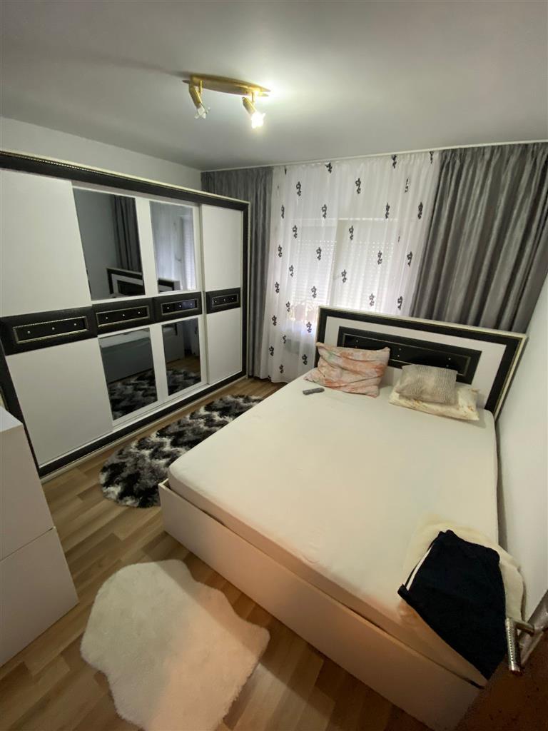Apartament 2 camere, decomandat, etaj intermediar, zona Lipovei