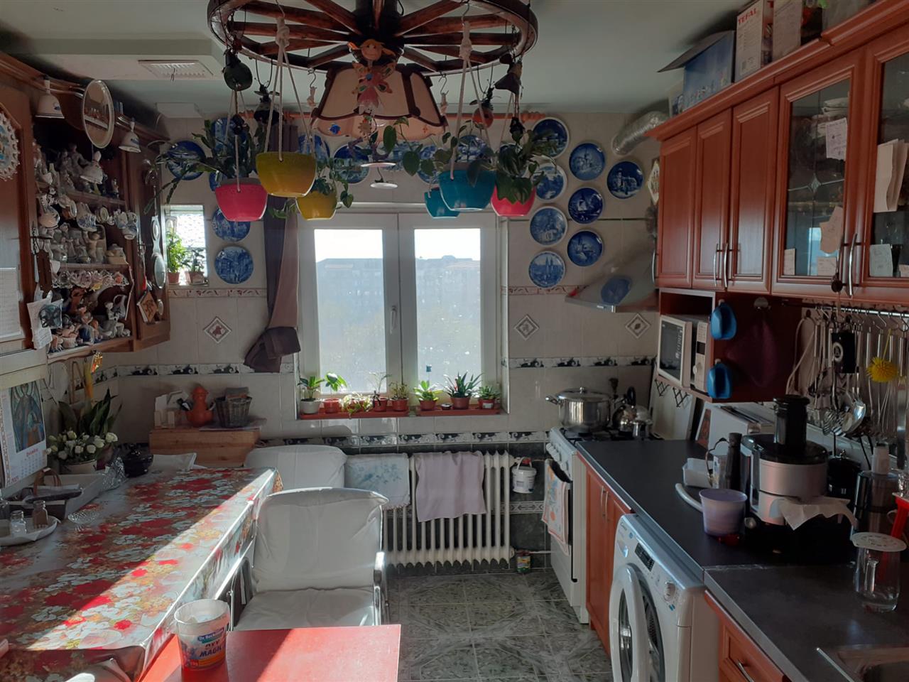 Apartament cu 4 camere, decomandat, in zona Lipovei