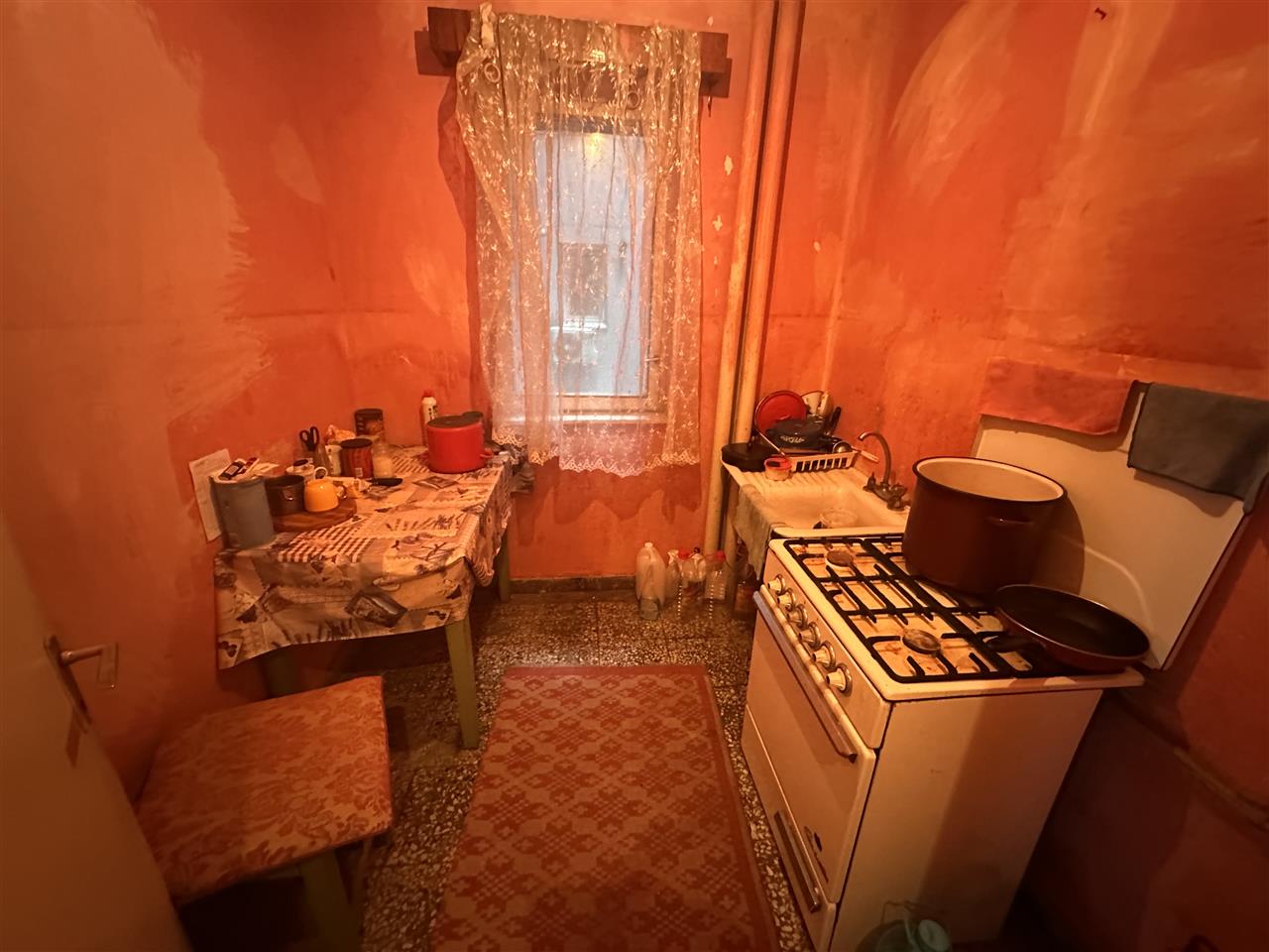 Decomandat in bloc anvelopat