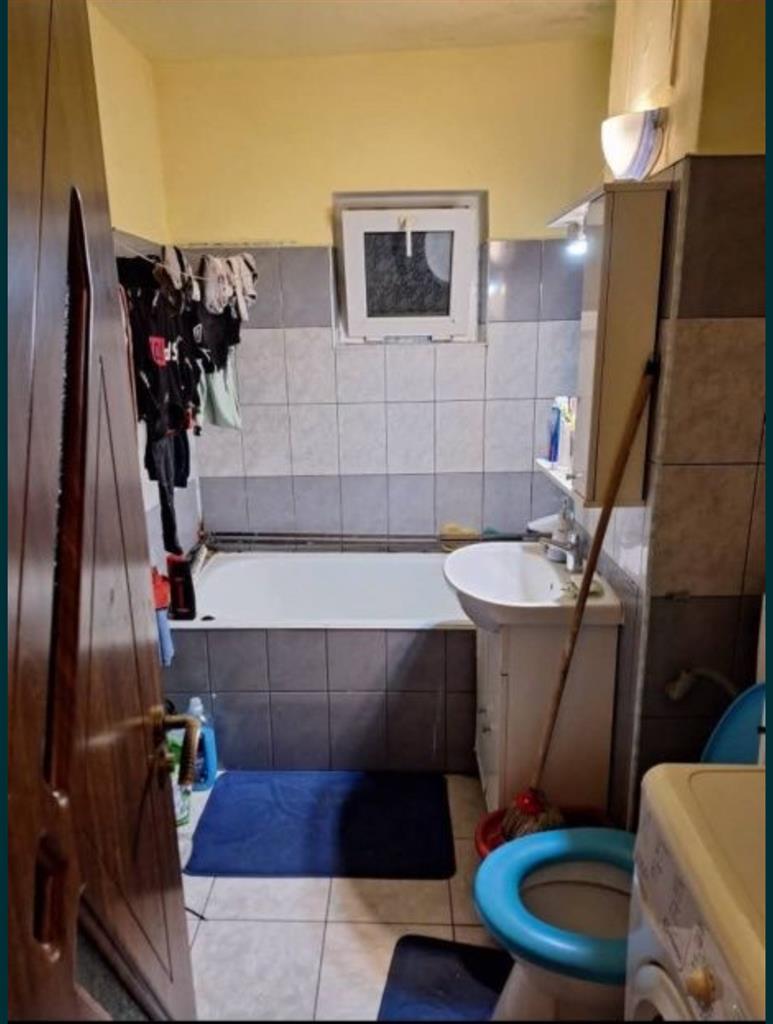 Decomandat cu centrala propie aproape de Vest