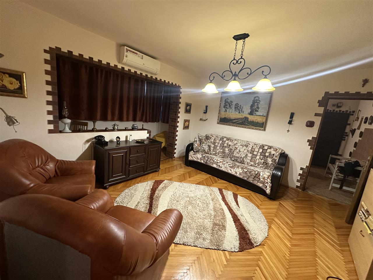 Model mare, mobilat si utilat linga piata Flavia