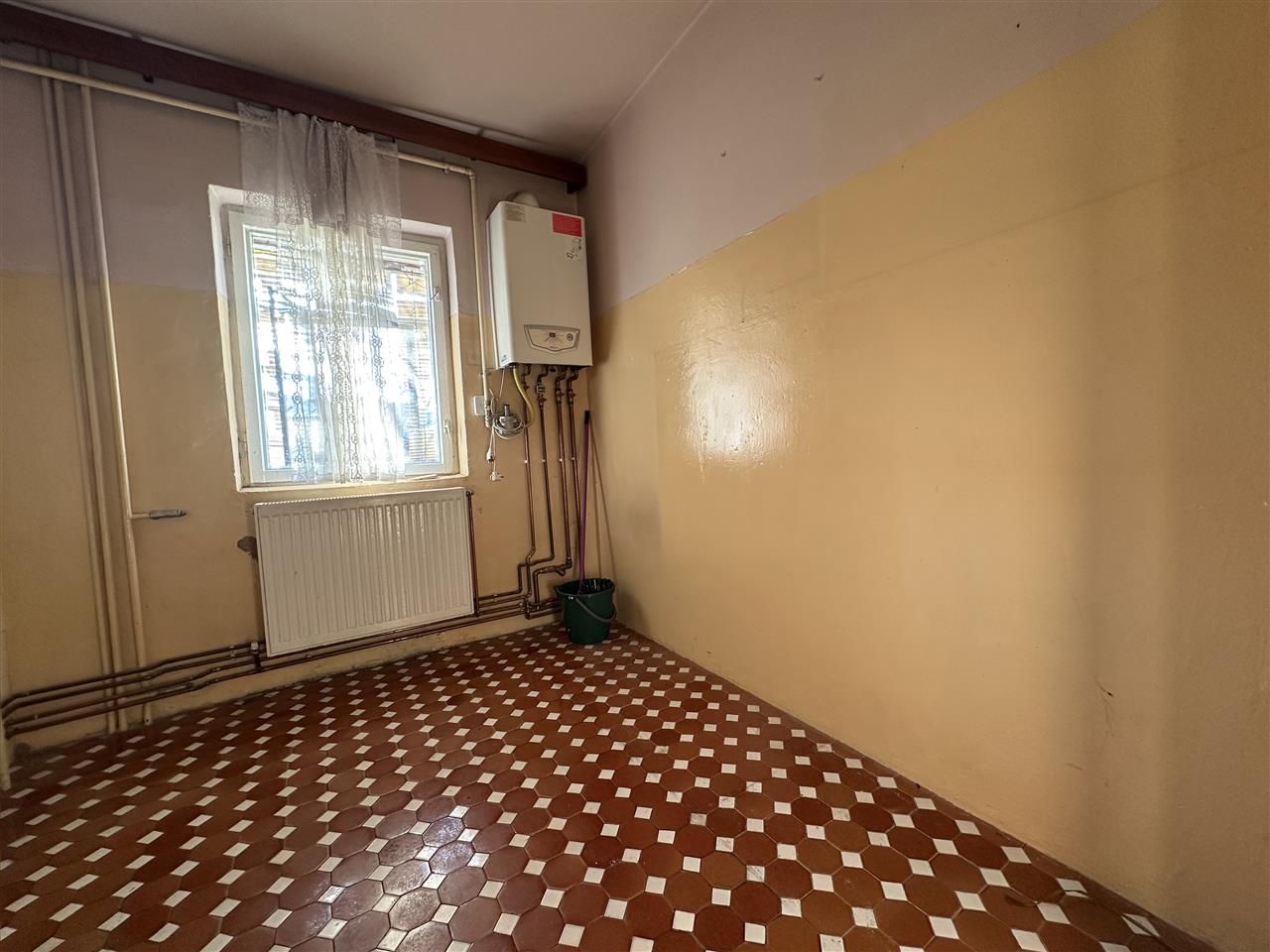 Apartament cu 2 camere decomandat cu centrală propie la etajul 3
