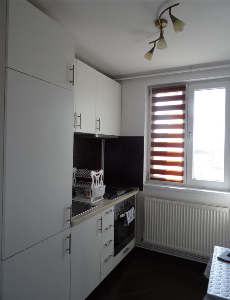 Decomandat cu centrală propie în bloc anvelopat