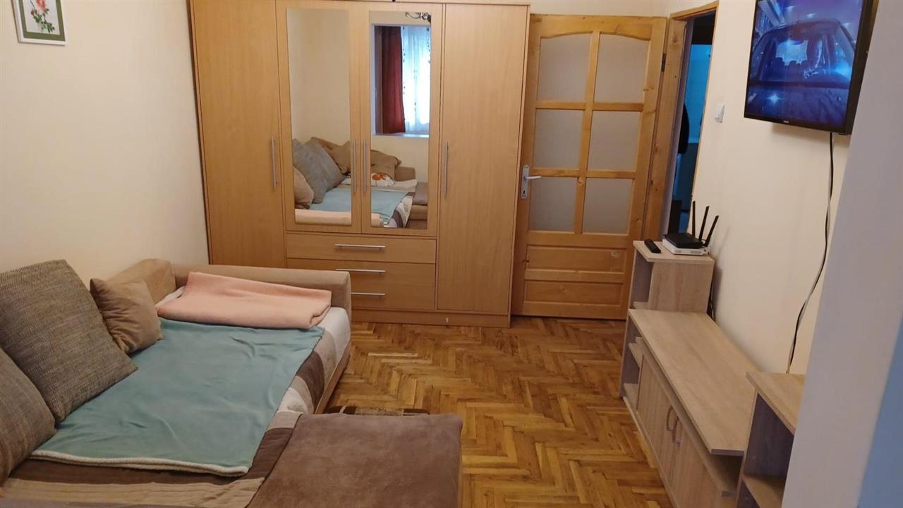 Decomandat cu 2 bai, 3 balcoane la etajul 2 cu garaj sub bloc