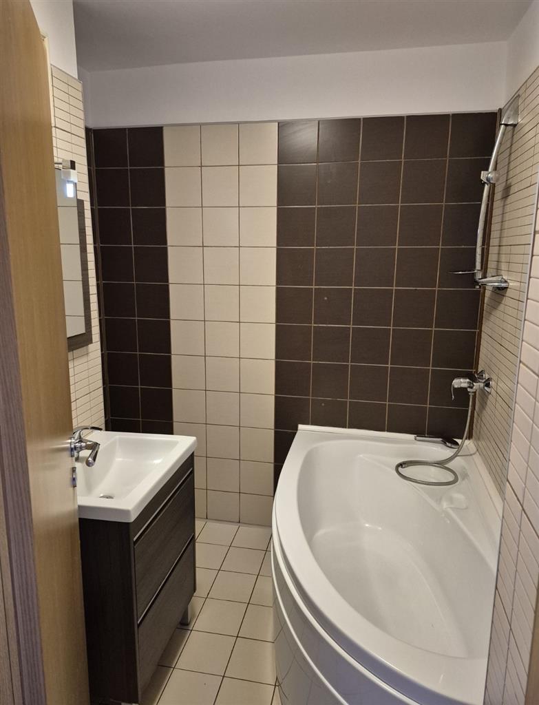 Decomandat cu 2 balcoane, mobilat si utilat