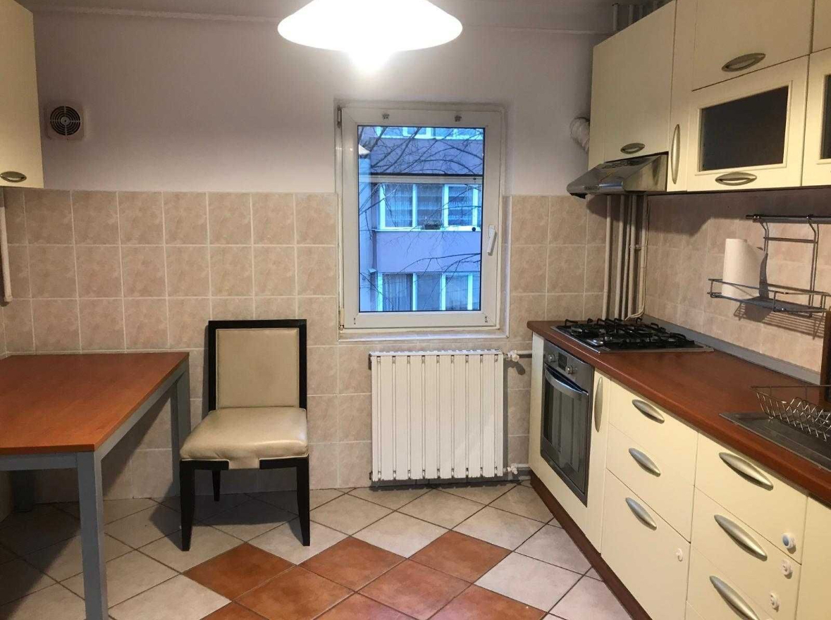 Decomandat la etajul 2 cu 2 bai si 2 balcoane