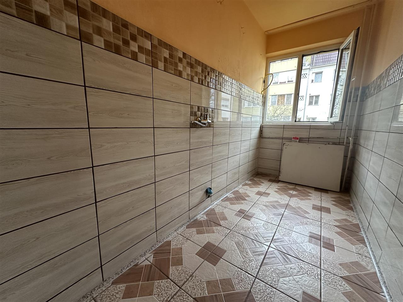 3 CAMERE, ETAJ 2, BLOC IZOLAT LANGA SPITALUL JUDETEAN!