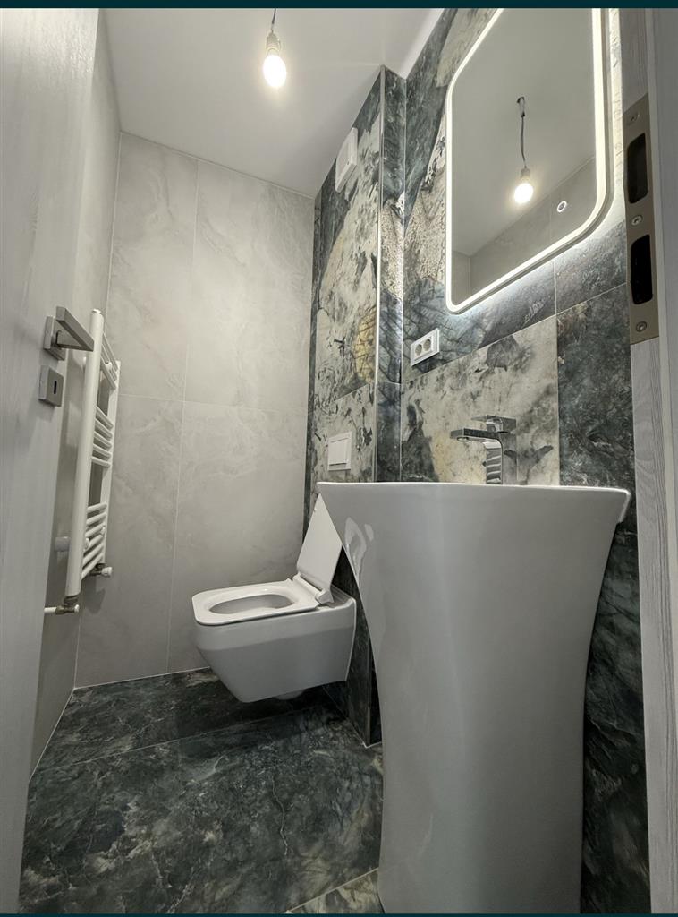 Decomandat cu 2 băi și 2 balcoane, renovat complet nou