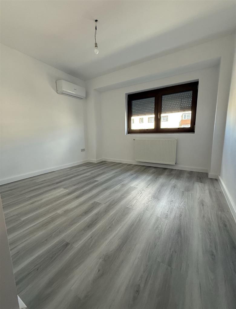Decomandat cu 2 băi și 2 balcoane, renovat complet nou