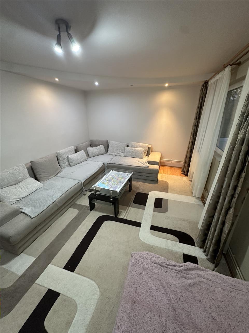 Decomandat cu 2 băi la etajul 2, lingă Piața Verde