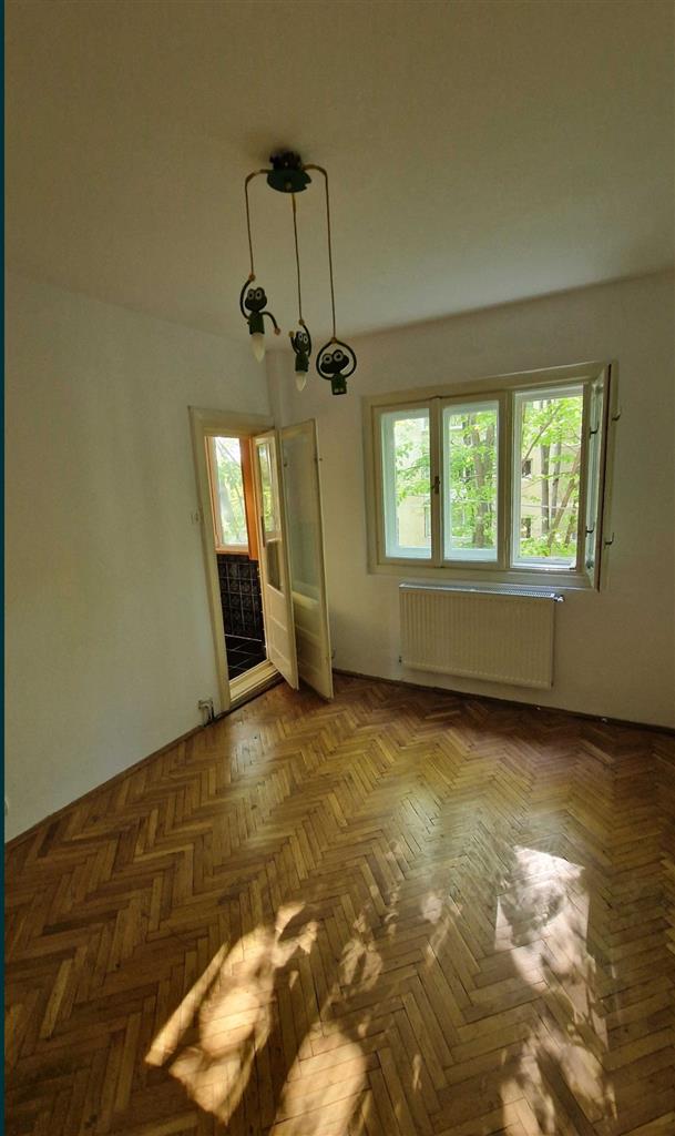 Decomandat cu 2 bai, la etajul 2 lingă Piața Verde