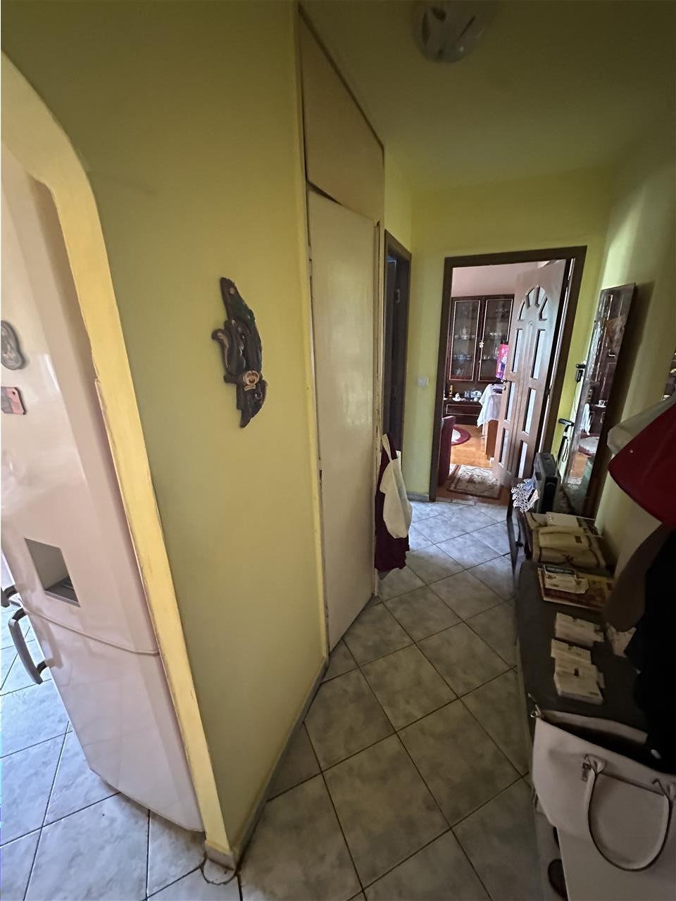 Decomandat la etajul 3 în bloc amvelopat