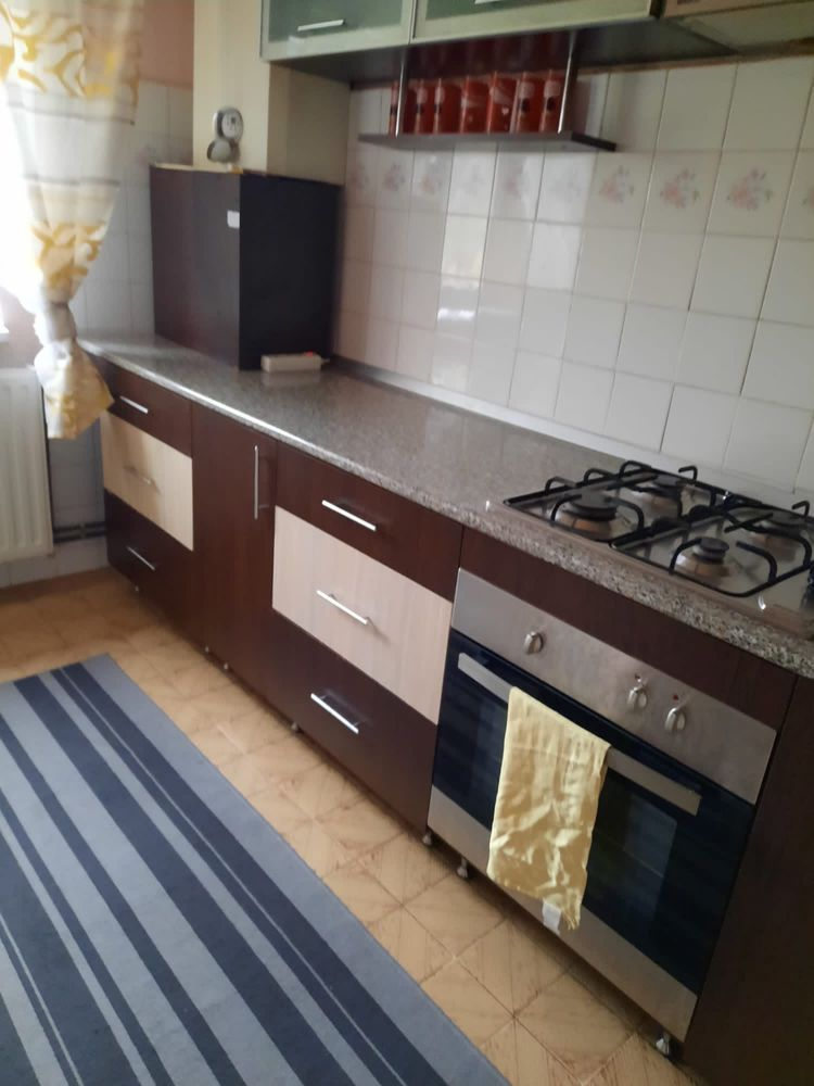 Decomandat cu 2 băi și 2 balcoane în bloc anvelopat, lingă BRD