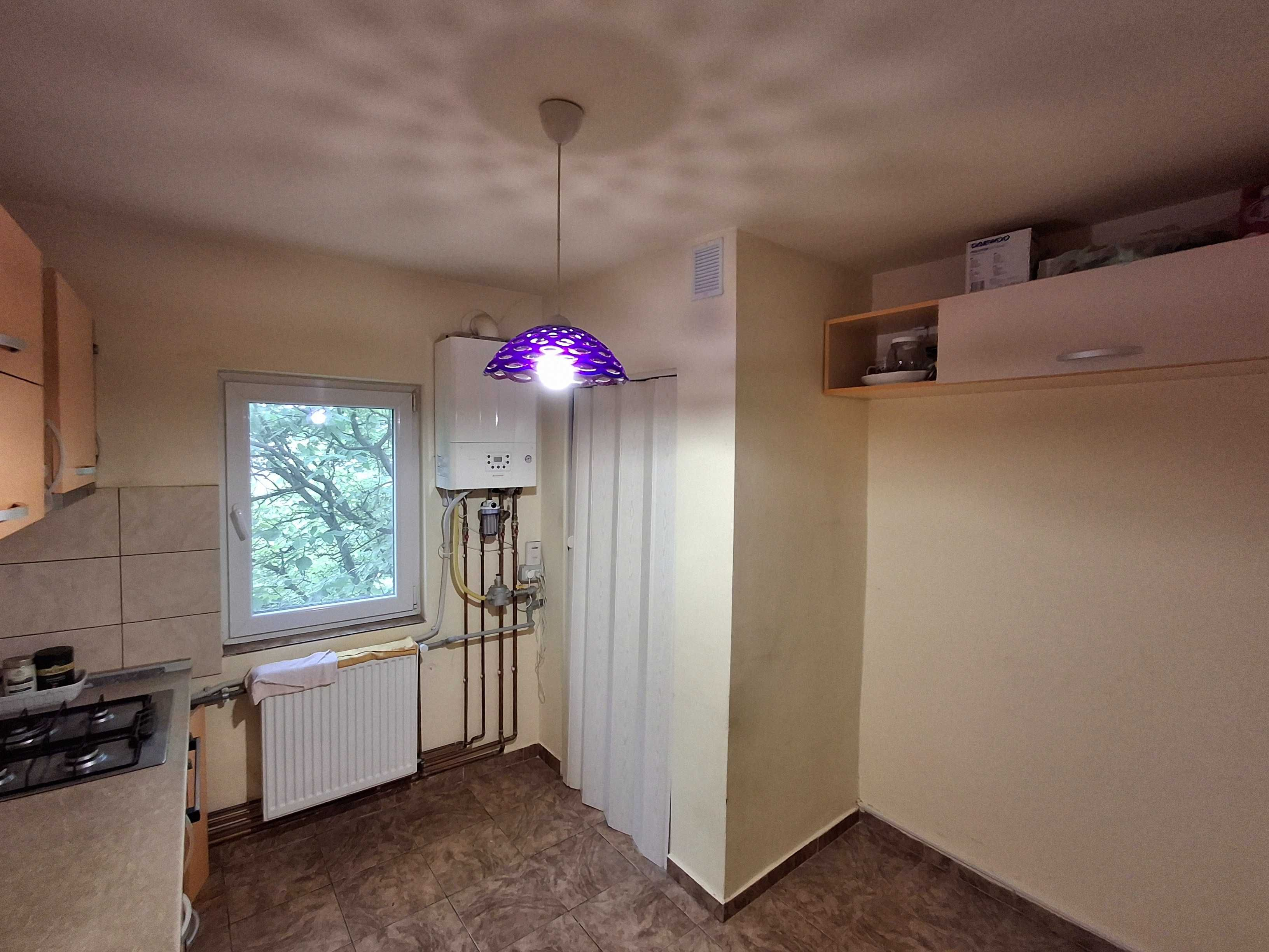 Decomandat cu 2 bai si 2 balcoane in bloc anvelopat