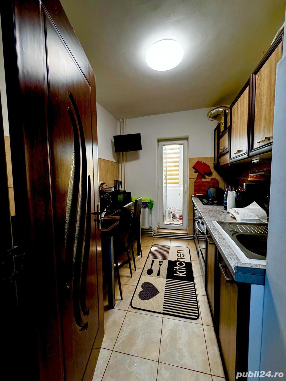 Decomandat cu 2 balcoane, la etajul 3 mobilat si utilat