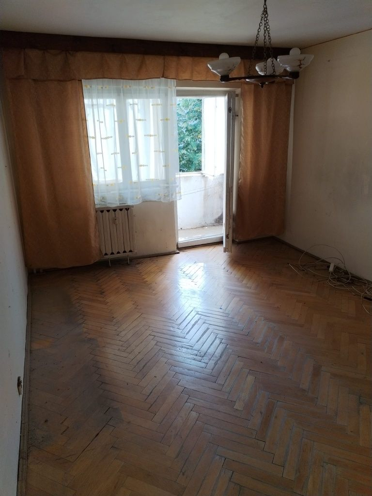 Decomandat cu 2 balcoane la etaj 3 in Bucovina