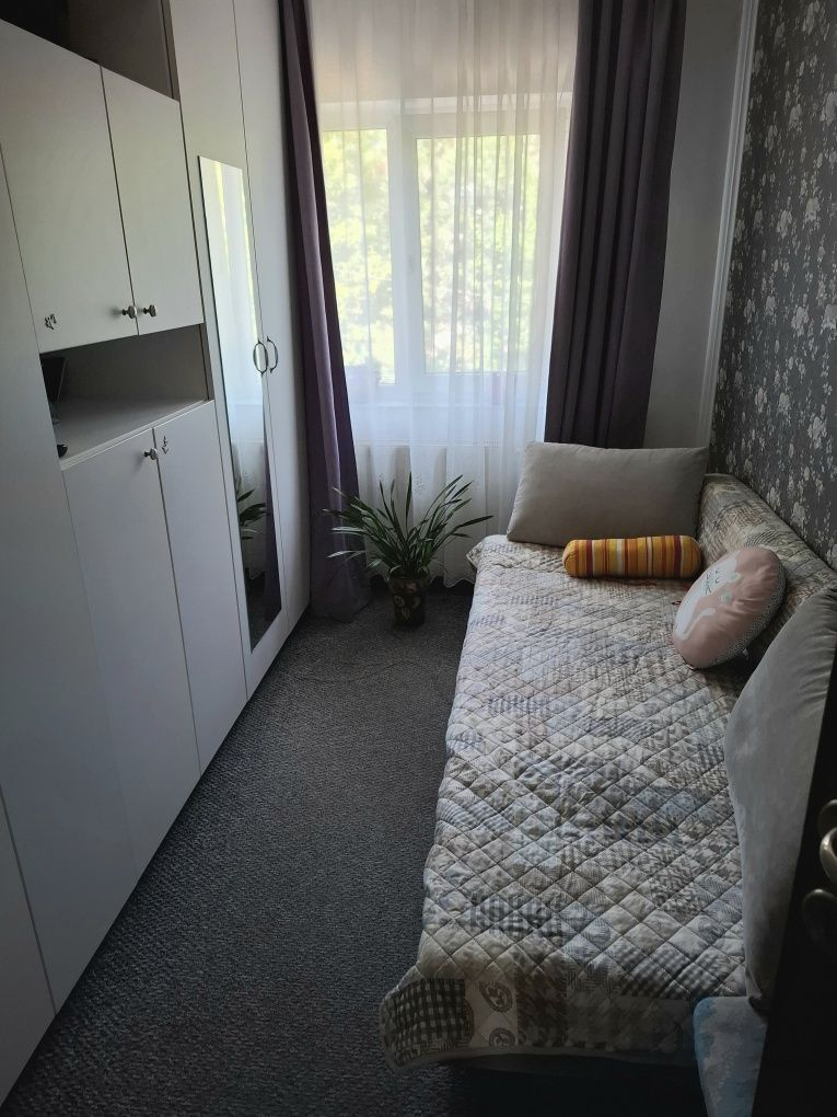 Decomandat la etajul 2, mobilat și utilat