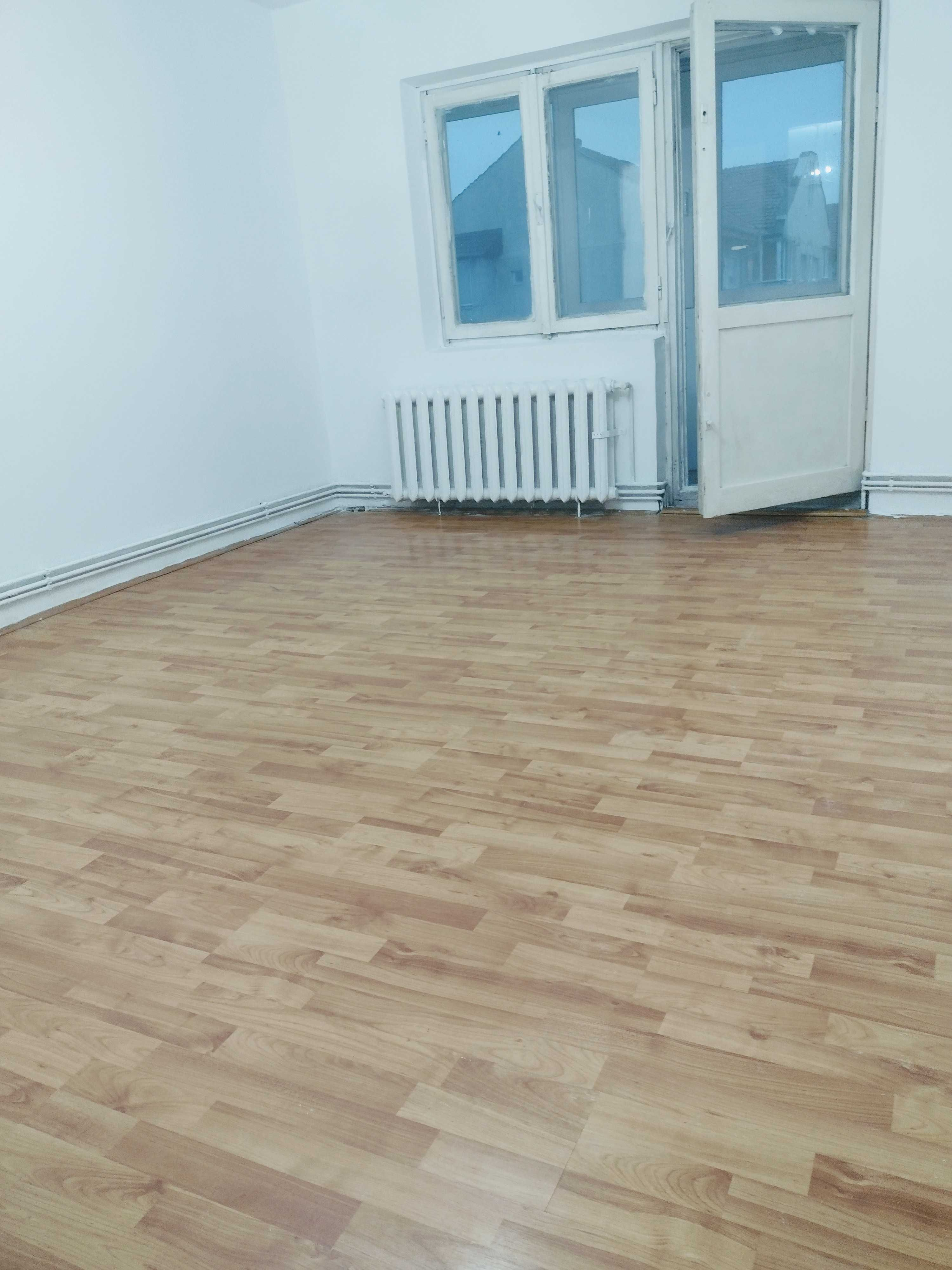 Decomandat cu 2 bai si 2 balcoane
