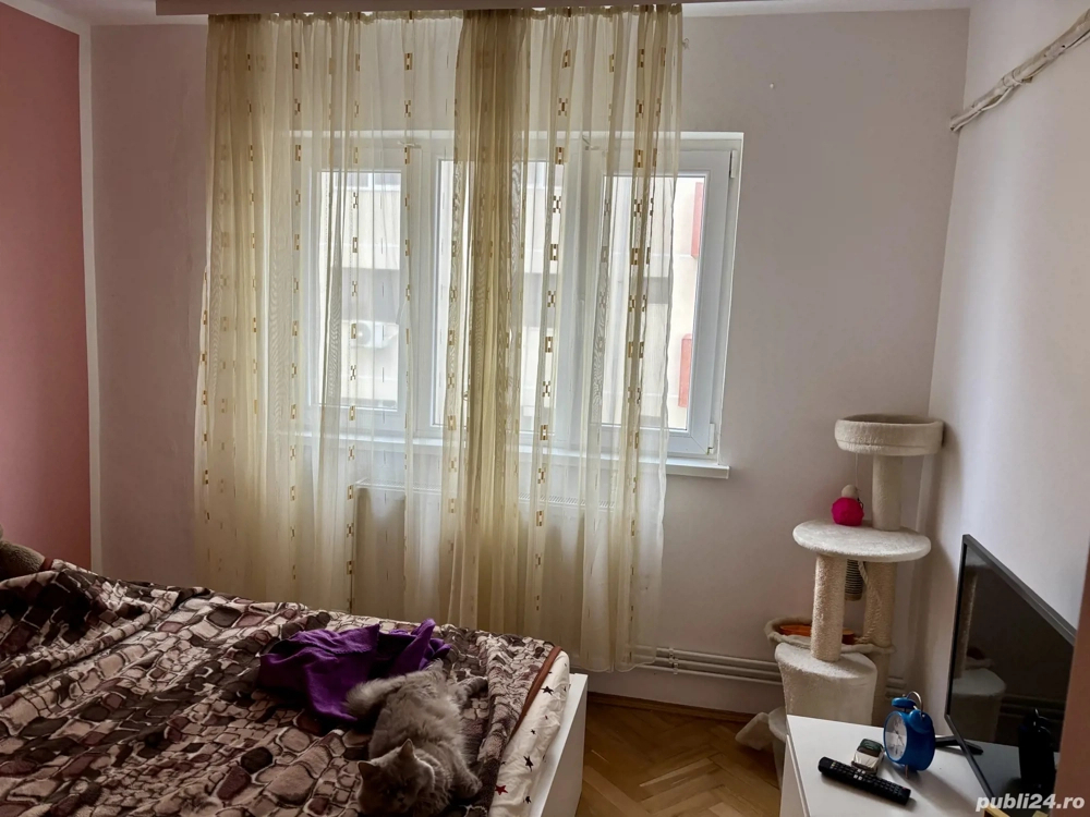 Decomandat cu 2 băi si 2 balcoane la etajul 3