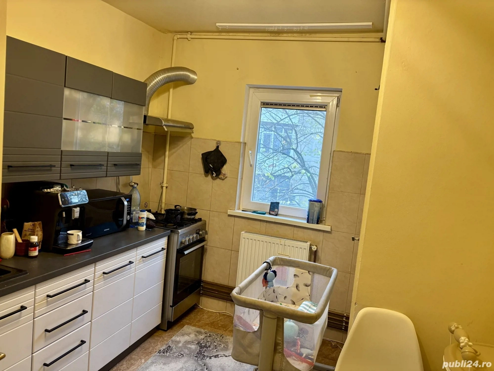 Decomandat cu 2 băi si 2 balcoane la etajul 3