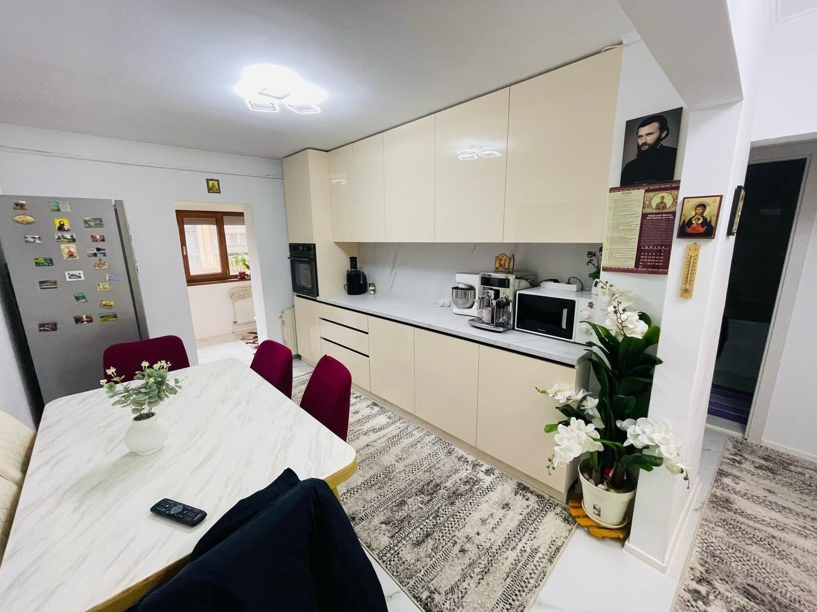 Mobilat si utilat modern cu 2 bai bloc anvelopat