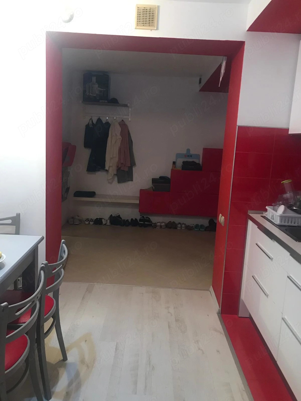 Decomandat, mobilat si utilat, et 3. Aproape de Vest