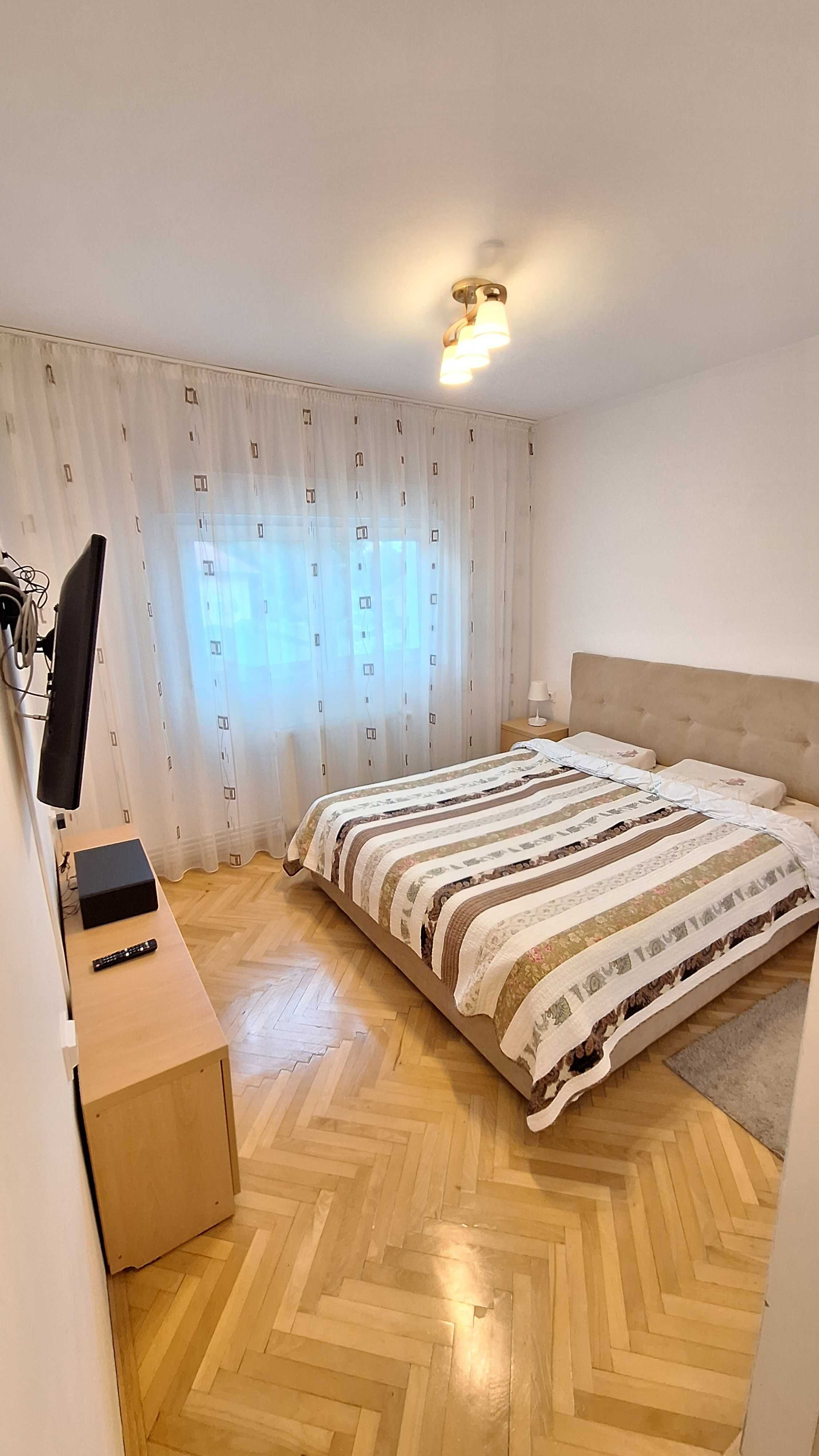Decomandat etaj1 cu 2 bai si 2 balcoane in bloc anvelopat