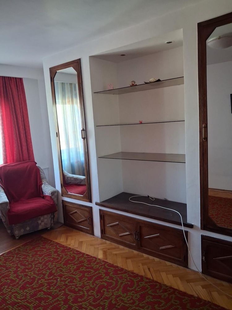 Decomandat la etajul 2 cu garaj in Bucovina