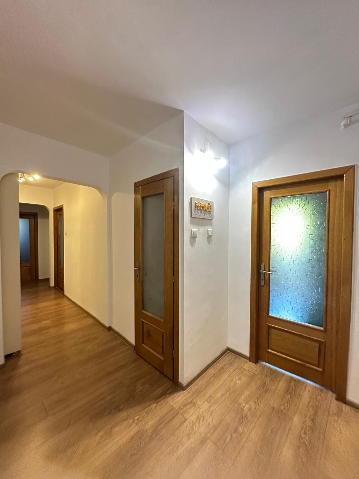 Decomandat cu 2 bai situat la etajul 3, mobilat si utilat