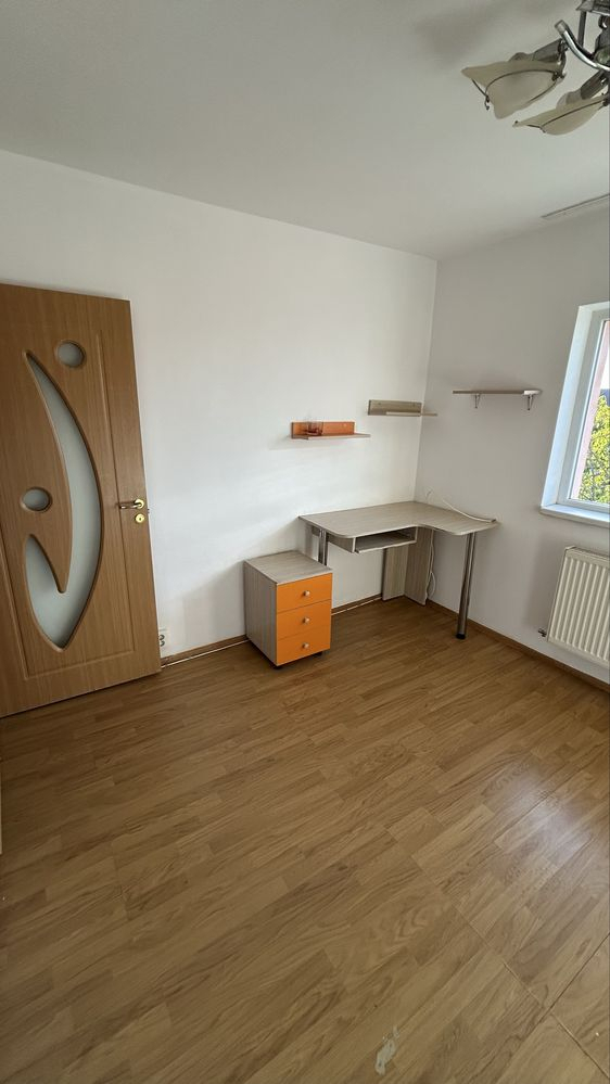 Decomandat, mobilat si utilat, etaj intermediar
