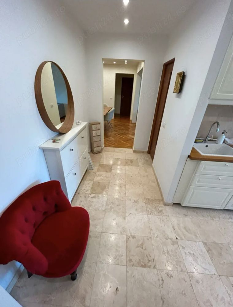 Decomandat, model mare, etaj intermediar