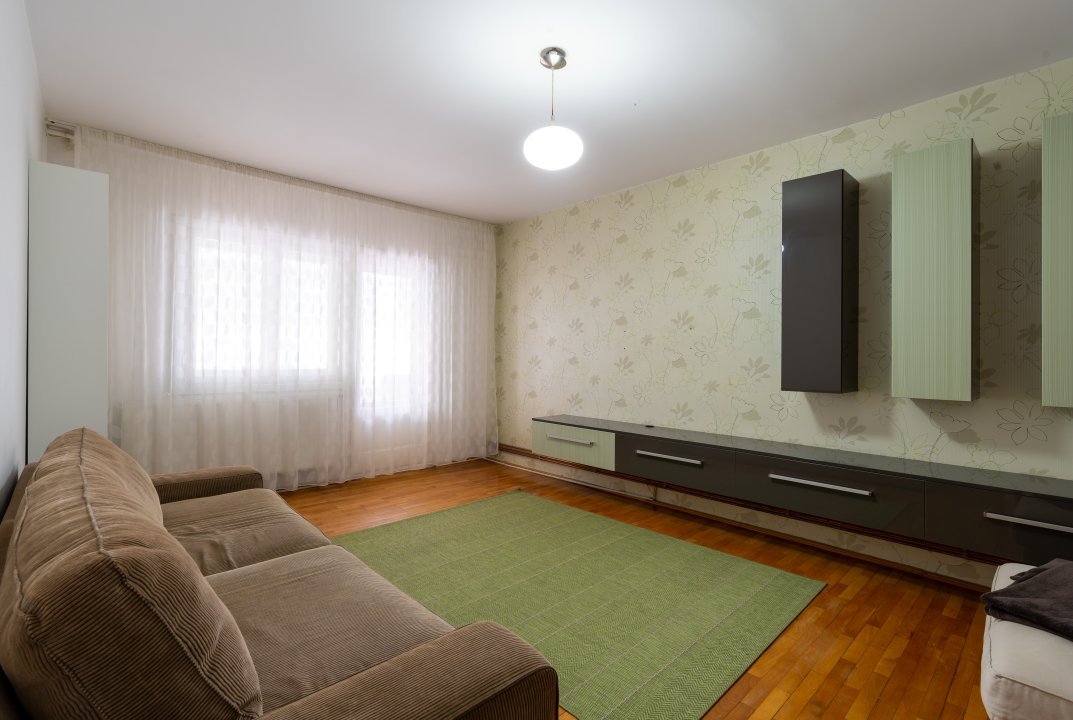 Decomandat pe 2 părți la etajul 1 cu 2 bai și 2 balcoane, mobilat