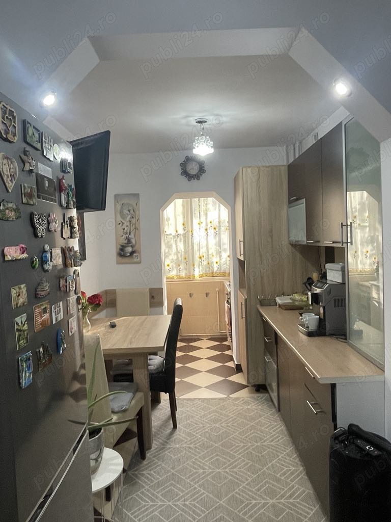 Decomandat la etajul 1 cu 2 balcoane in bloc anvelopat