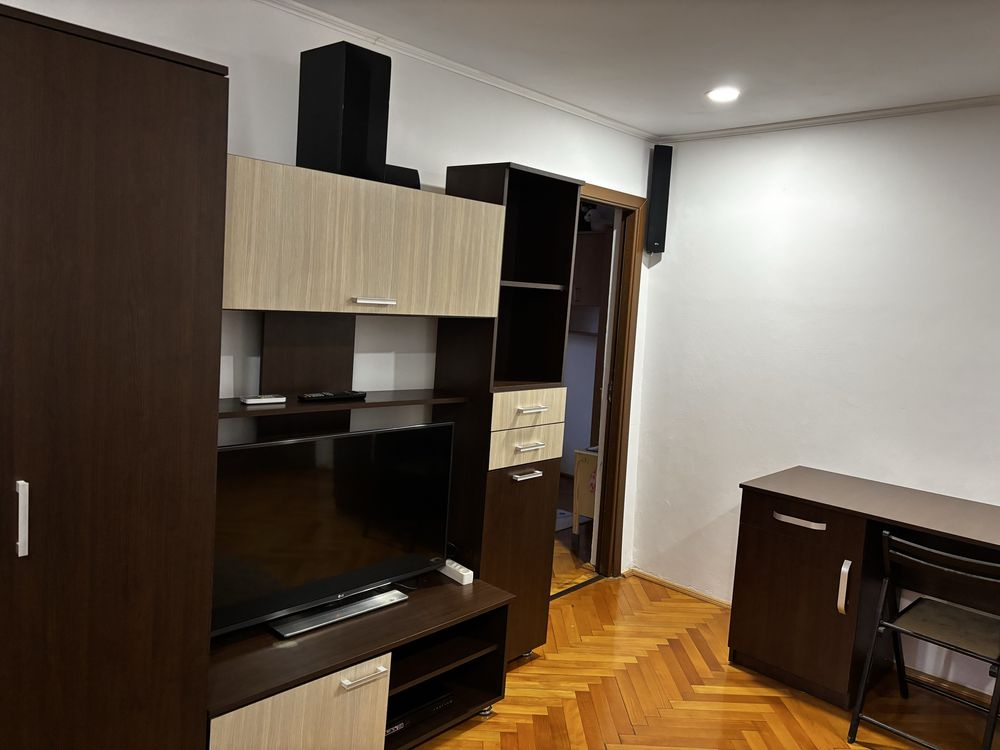 Mobilat și utilat într-un bloc anvelopat aproape de Județean