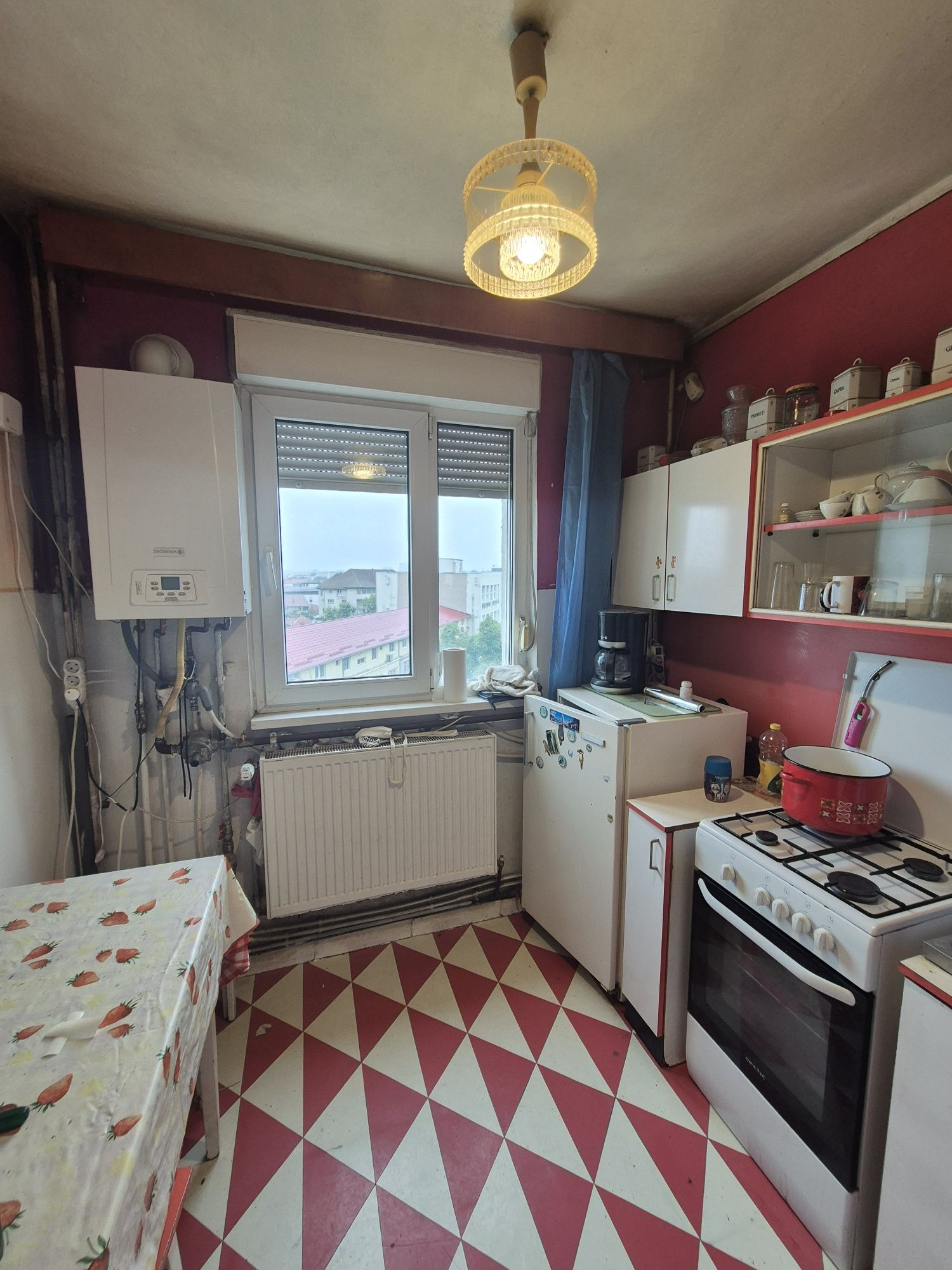 Decomandat cu centrală propie, lingă casa tineretului