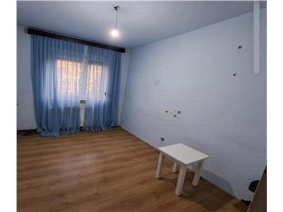 Apartament cu 4 camere cu centrala propie etajul 3