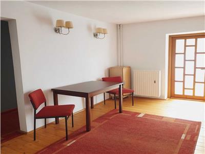 Transformat in 3 camere la parter cu balcon, mobilat