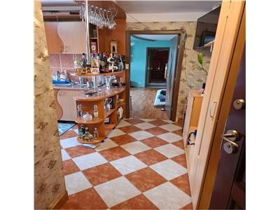 Amenajat complet in bloc anvelopat la etaj intermediar