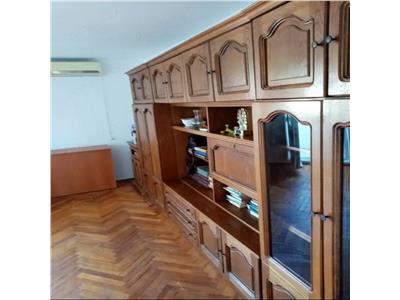 Decomandat la etajul 1 cu centrală propie, lingă Thalia