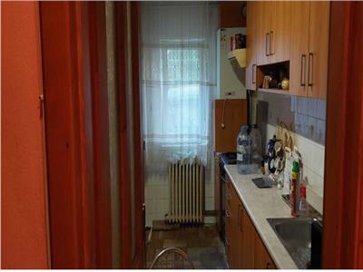 Decomandat cu 2 bai la parter inalt