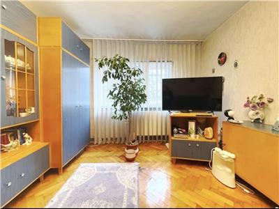 Decomandat la etajul 3 în bloc anvelopat