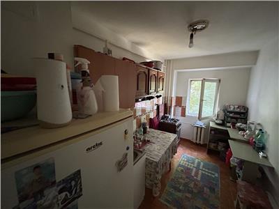 Decomandat la etajul 1 lingă restaurantul nora
