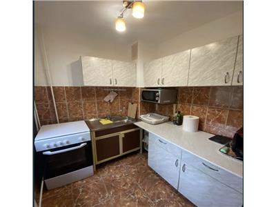 Mobilat și utilat la etajul 3, lingă școala