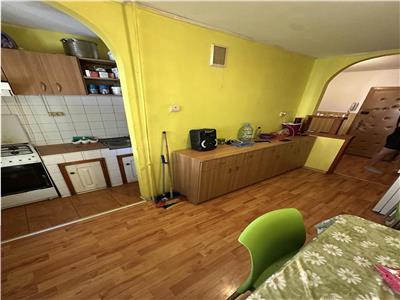 Decomandat 60 mp etaj 1 cu centrala in Mircea