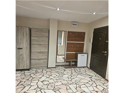 Decomandat la etajul 1 cu 2 balcoane, mobilat si utilat