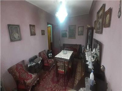 Decomandat la et 3 în bloc anvelopat aproape de Mall