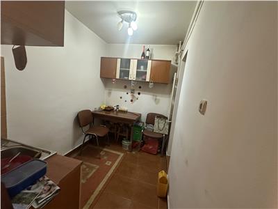 Model mare, parter inalt cu balcon, piata Doina