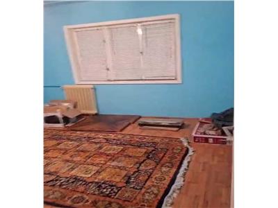 Decomandat la etajul 1, model mare aproape de centru