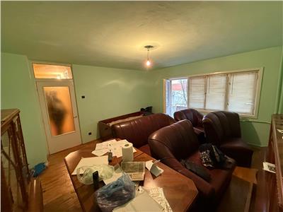 Decomandat la etajul 1, model mare aproape de centru