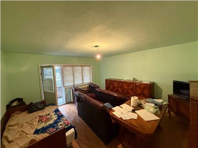 Decomandat la etajul 1, model mare aproape de centru